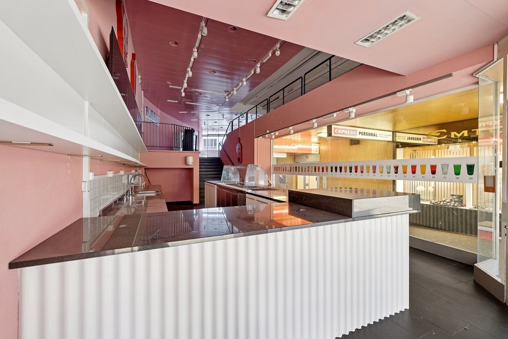 180m² shop, photo 2 of 6