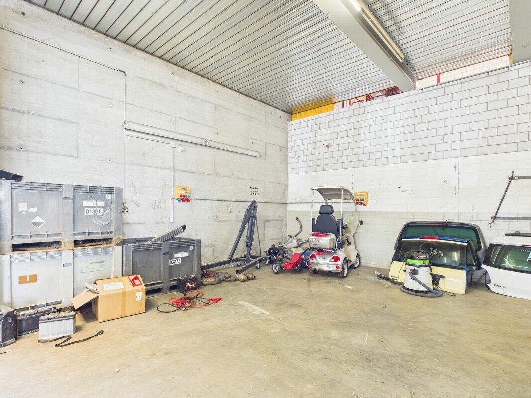350m² workshop, photo 4 of 9