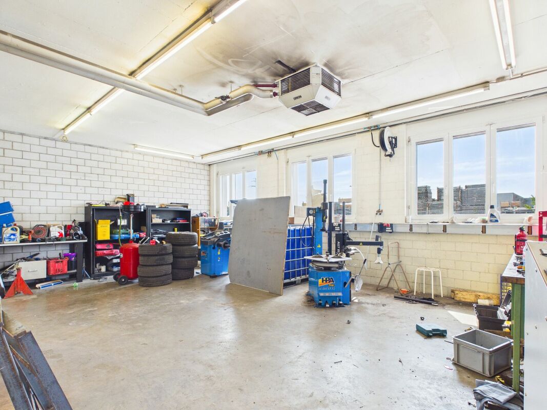 350m² workshop, photo 3 of 9