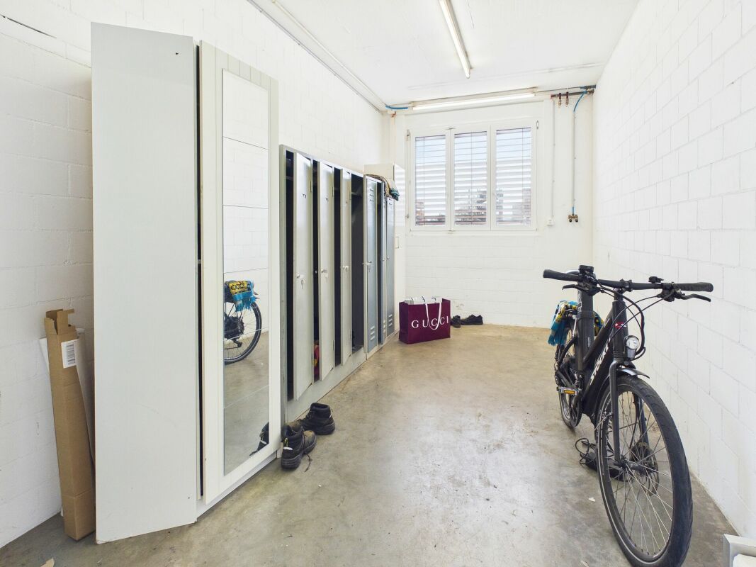 350m² workshop, photo 7 of 9