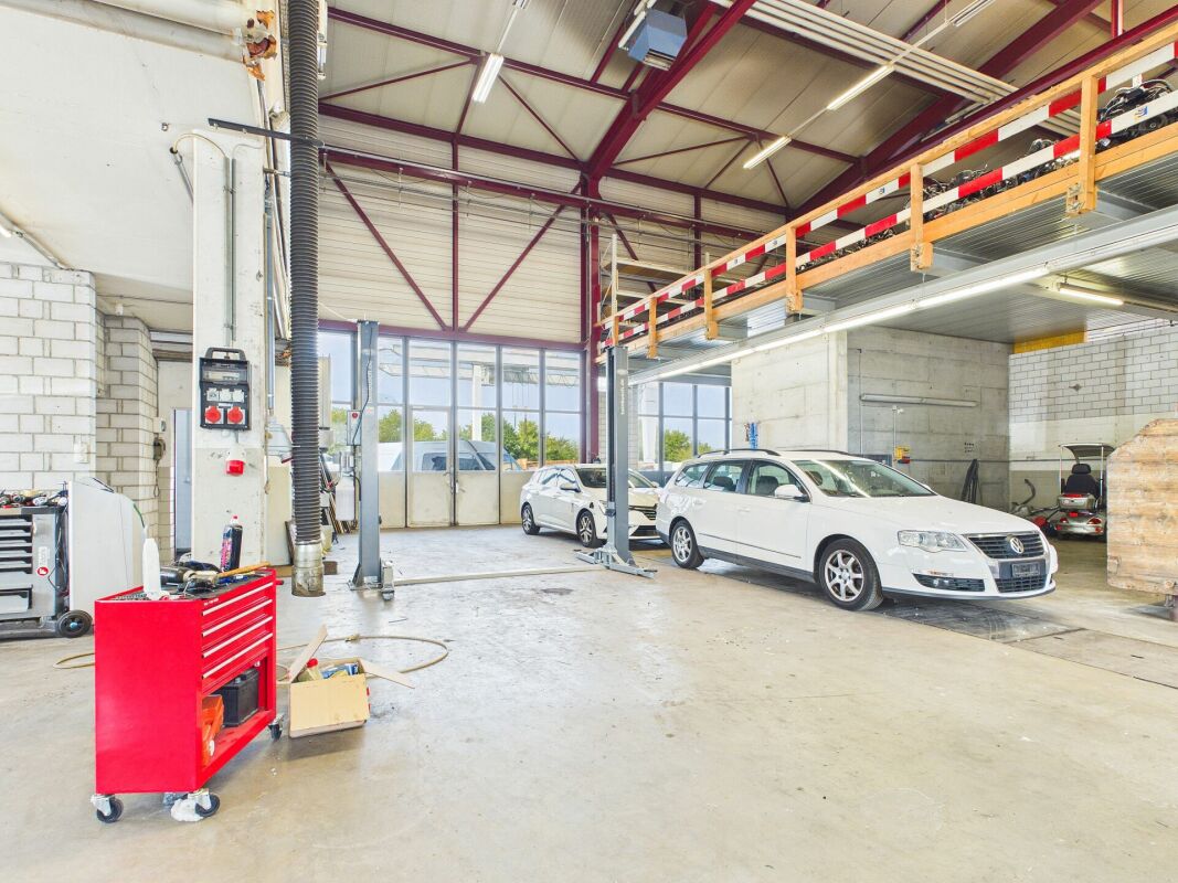350m² workshop, photo 2 of 9