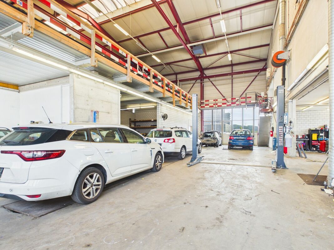 350m² workshop, photo 1 of 9