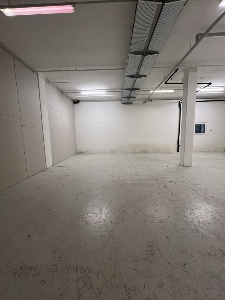 746m² storage room, photo 2 of 4