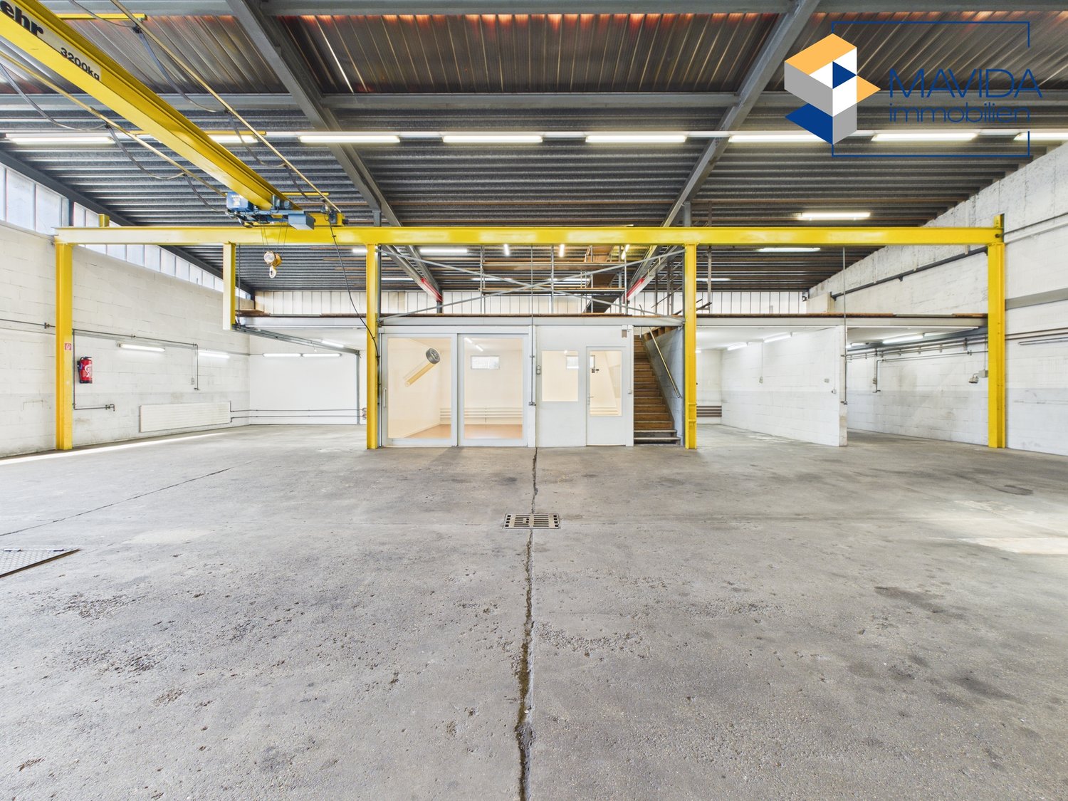 287m² workshop, photo 2 of 10