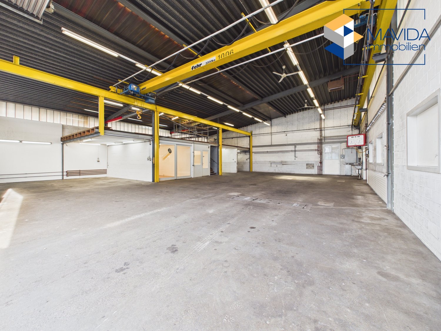 287m² workshop, photo 1 of 10