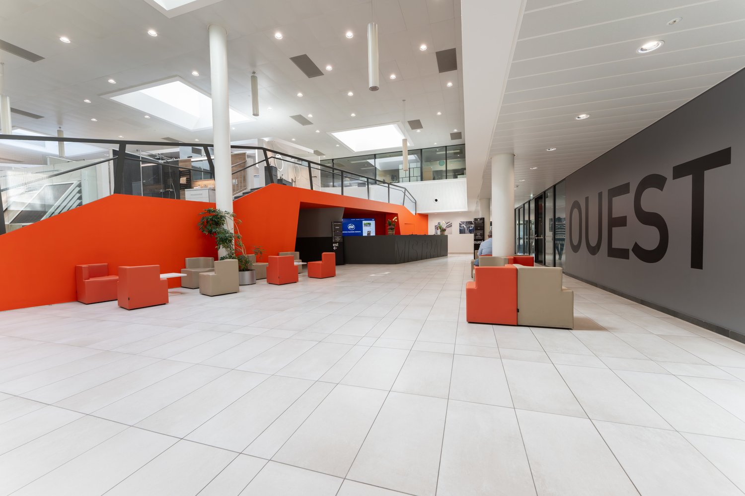 230m² office