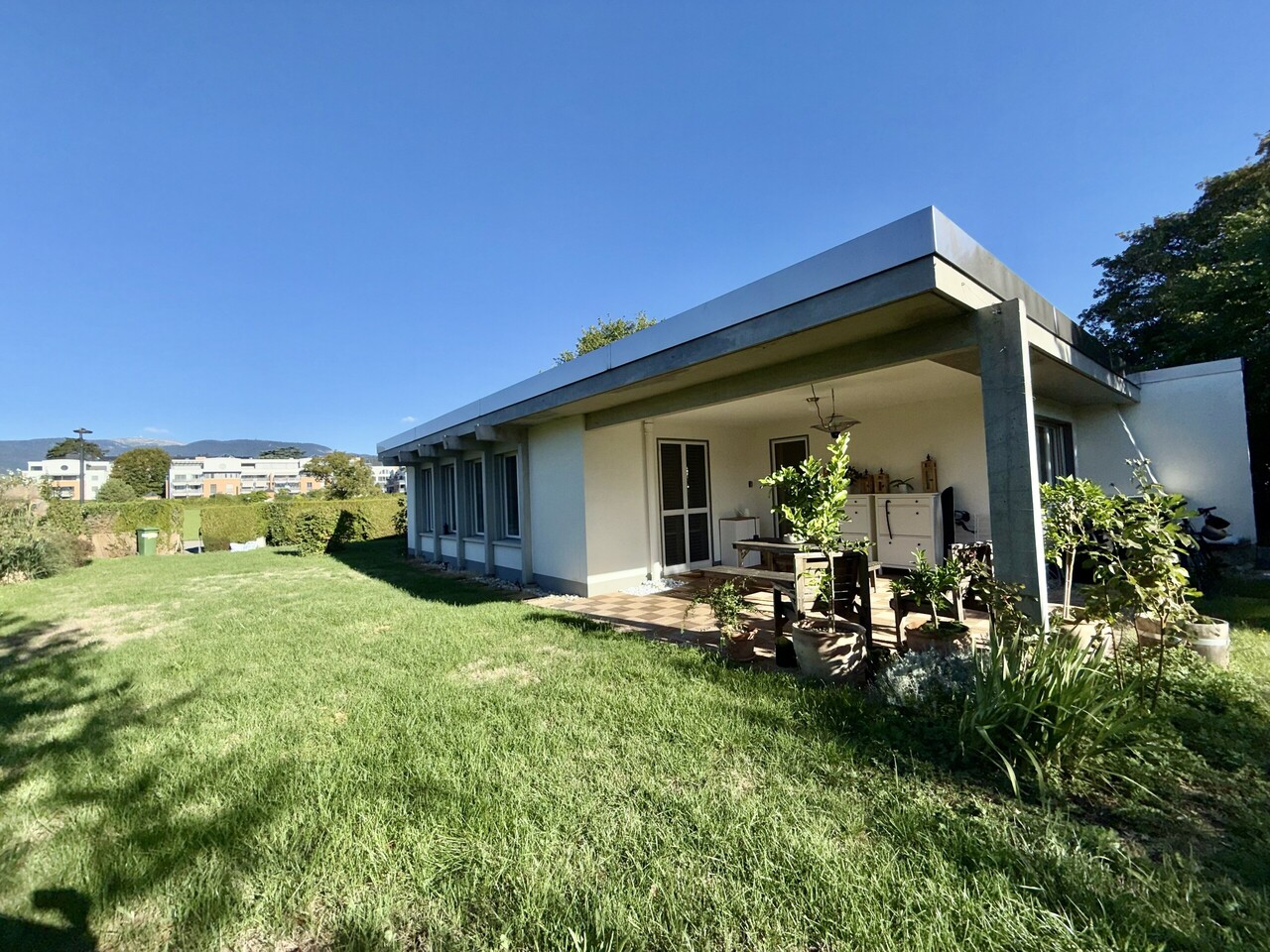 8 rooms villa, photo 2 of 10