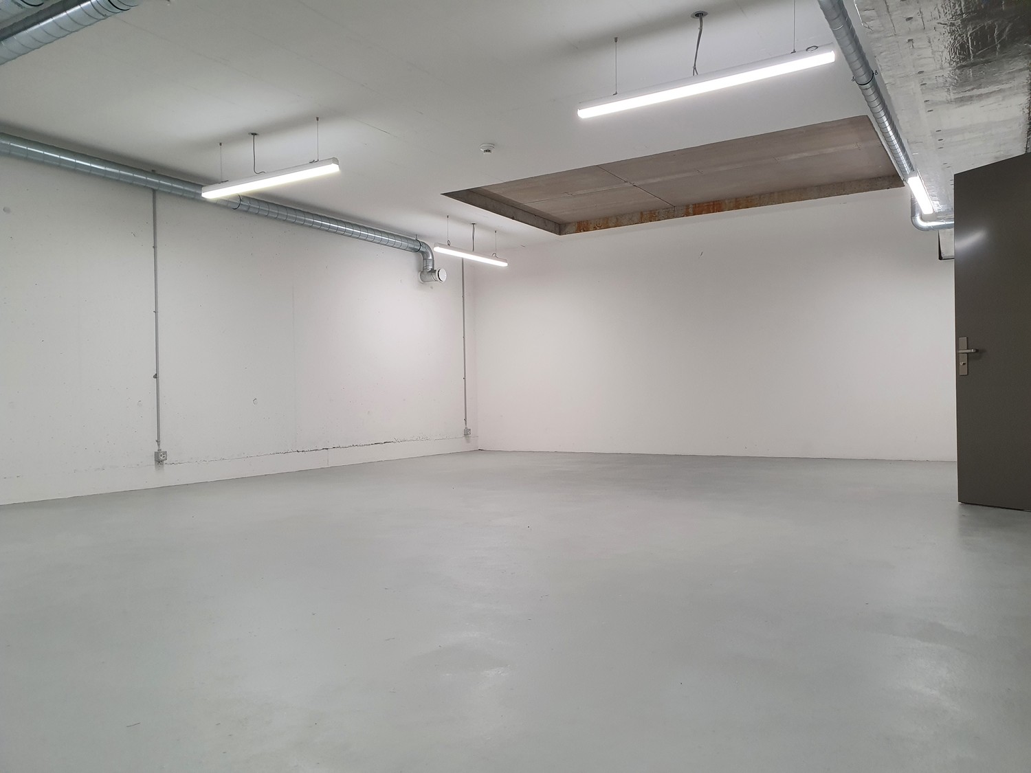 81-81m² storage room