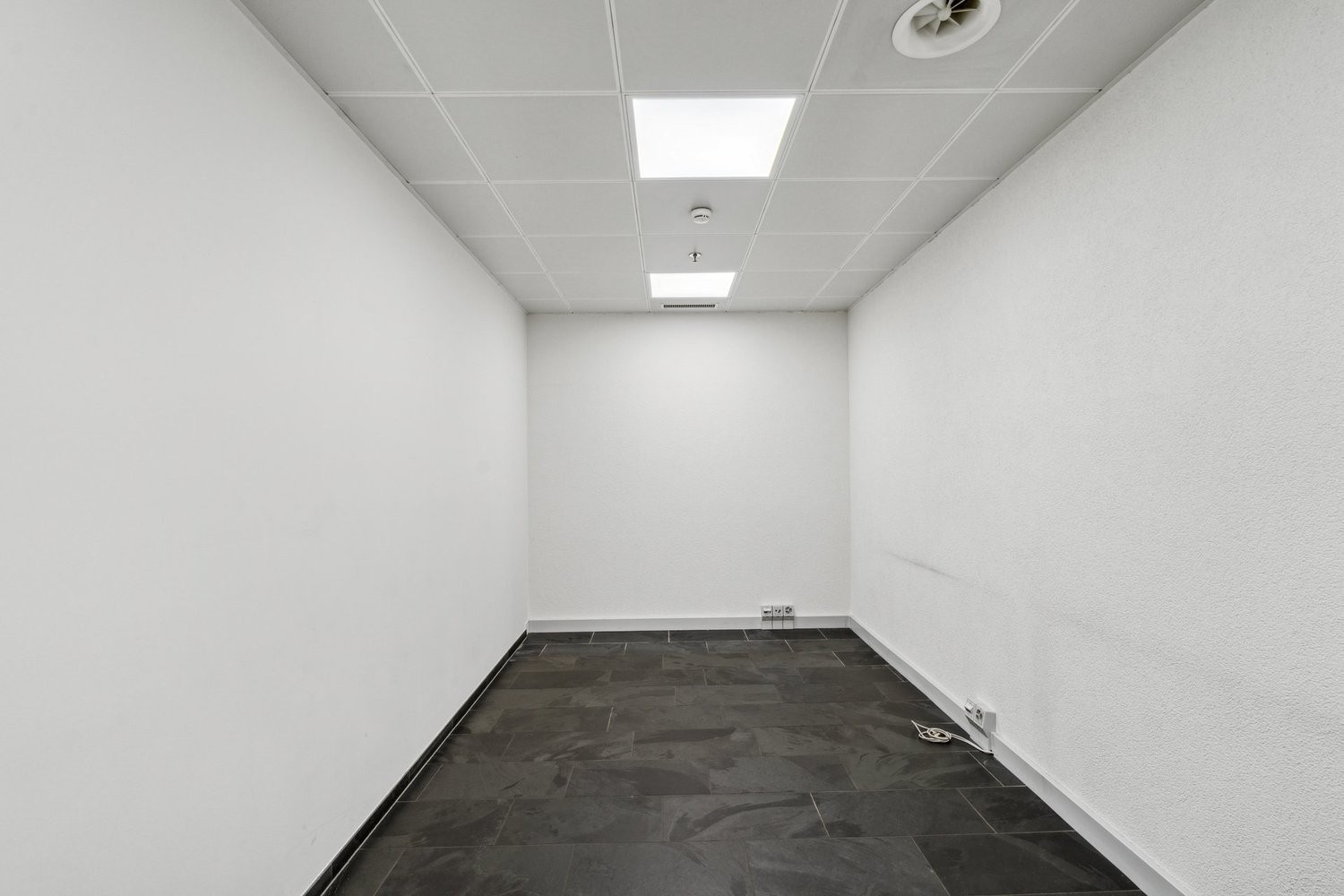 103m² shop, photo 6 of 8