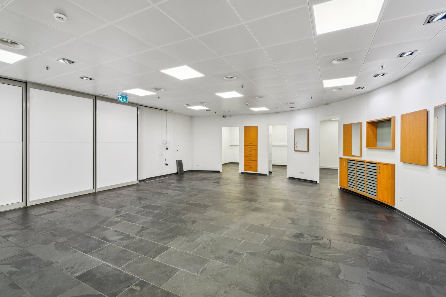 103m² shop, photo 3 of 8