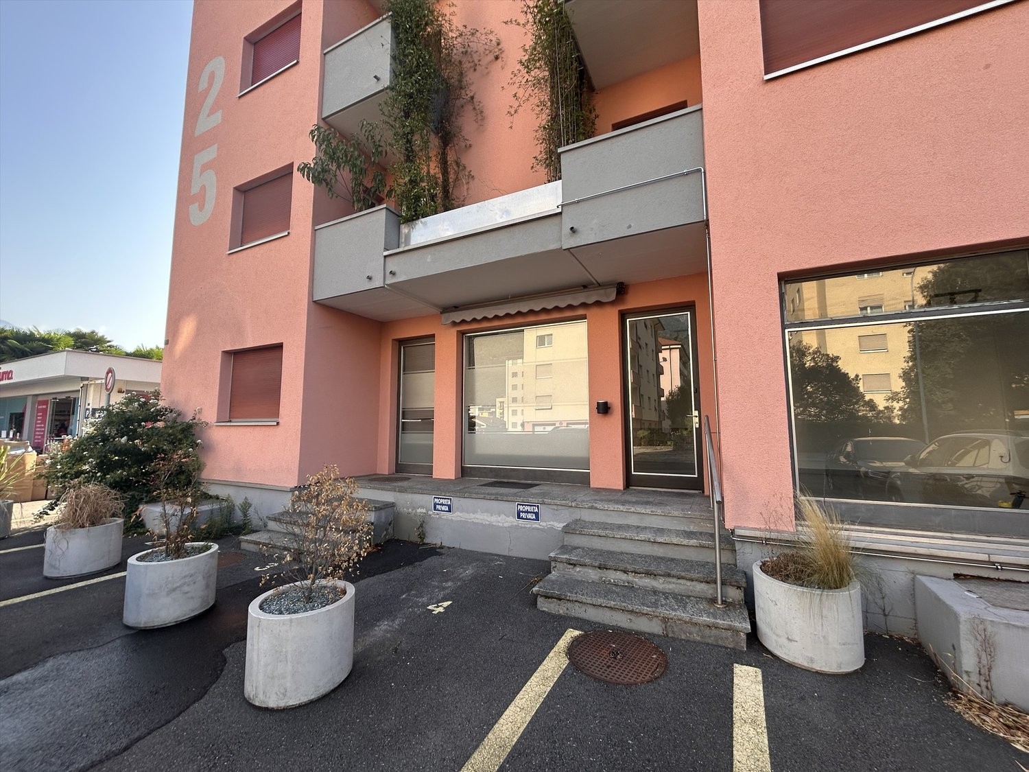 55m² shop, photo 2 of 5