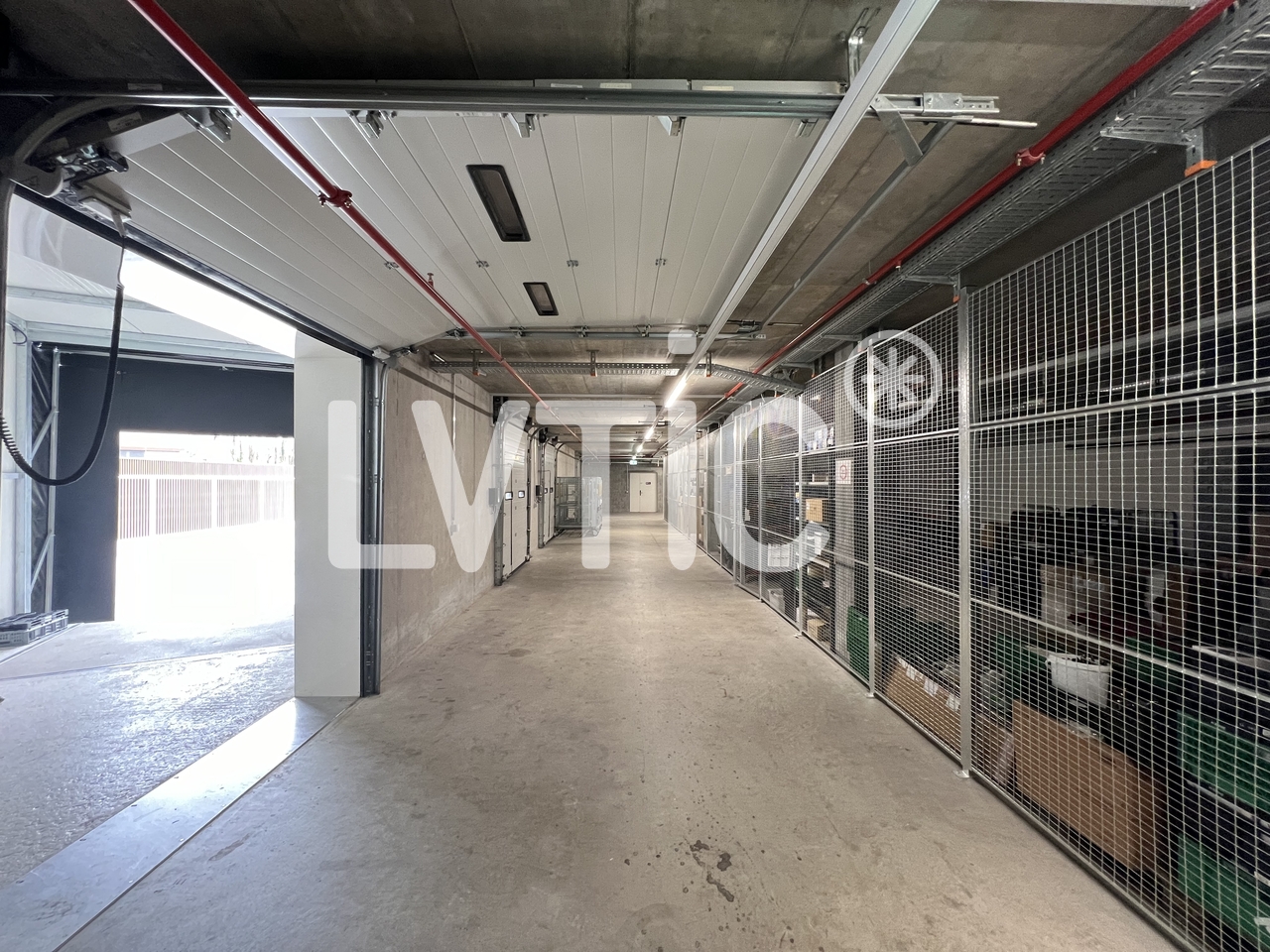 800m² storage room