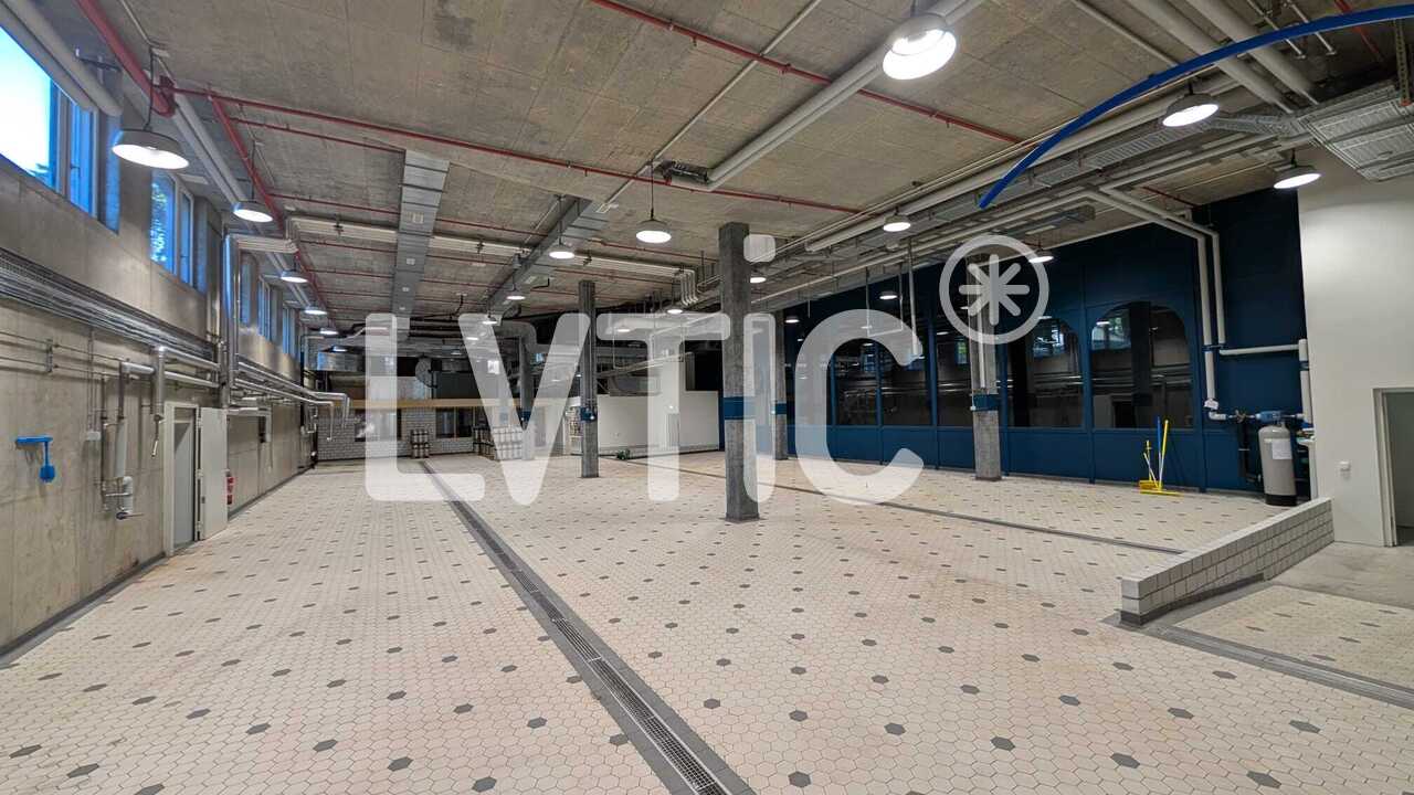 800m² storage room