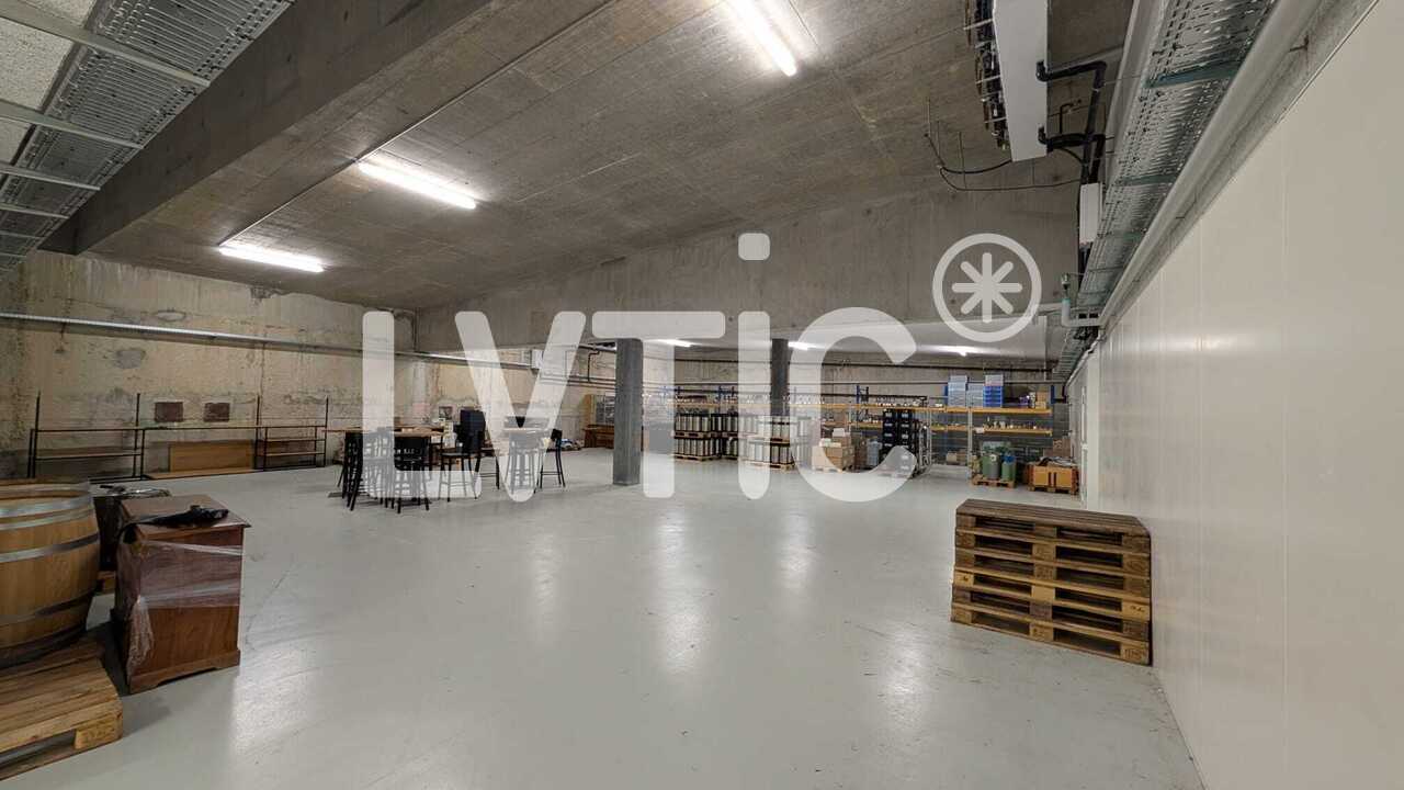 800m² storage room