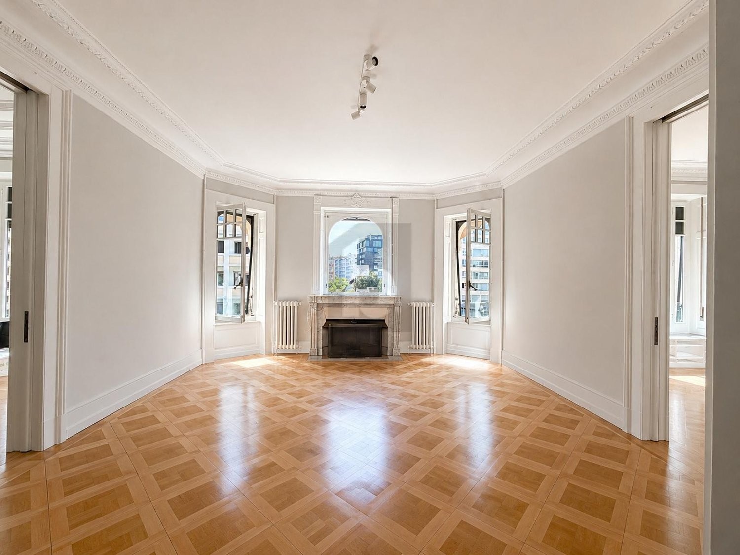 8 rooms apartment, photo 2 of 4