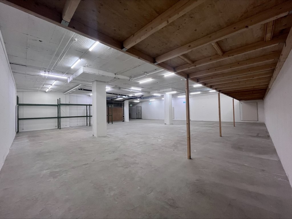 307m² storage room
