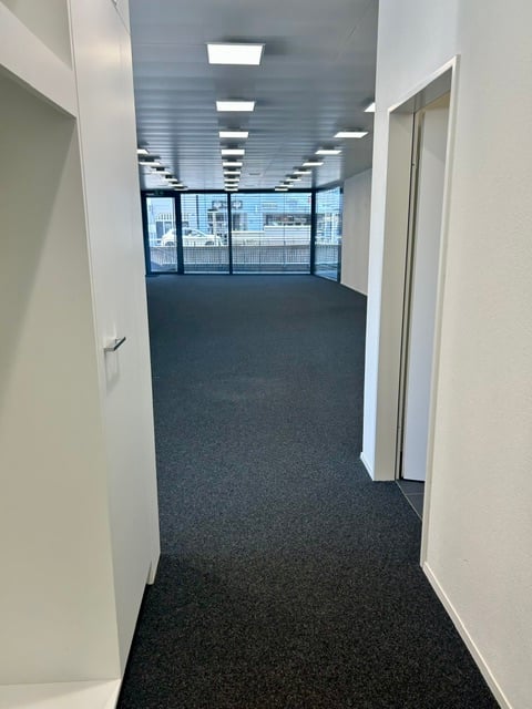 106m² shop, photo 6 of 10
