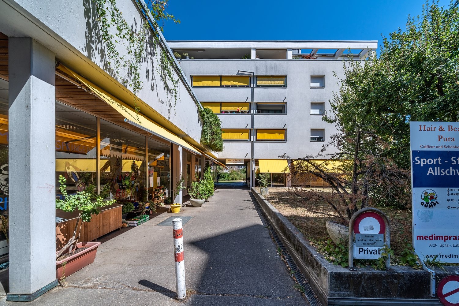 73m² shop, photo 1 of 2