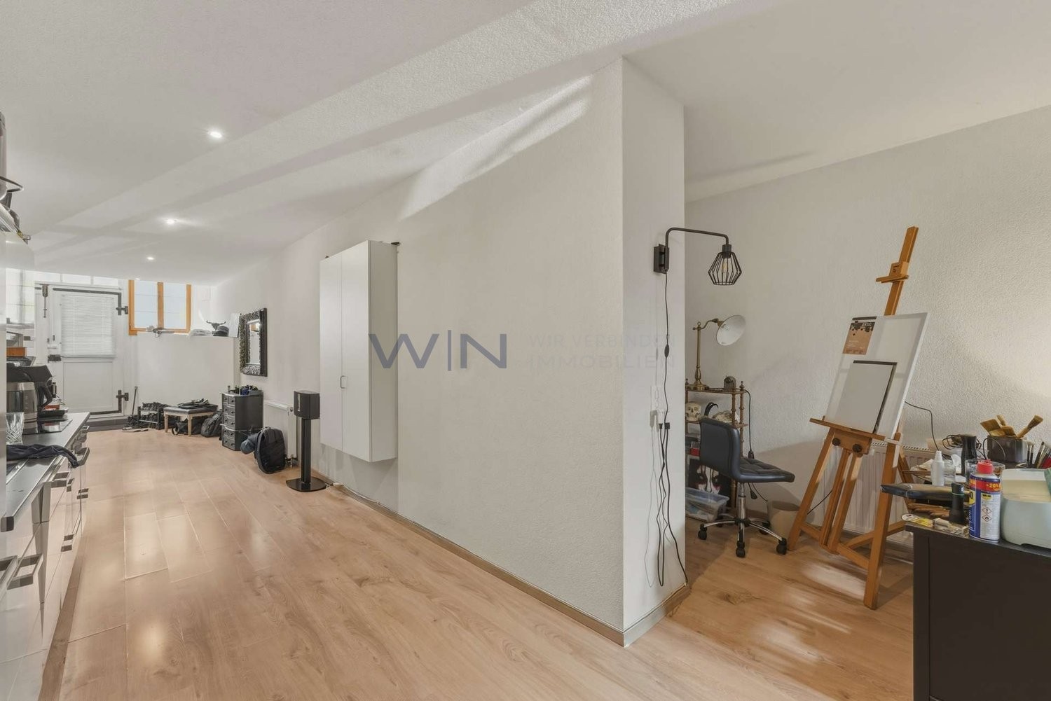 Maison multifamiliale de 15 ½ pièces

Quatre appartements loués. Rendement immédiat. Potentiel supplémentaire.

Un objet de placement rare au cœur du village : deux maisons en lot avec quatre appartements entièrement loués, un rendement attractif et des relations locatives existantes. Complétée par , photo 5 sur 10
