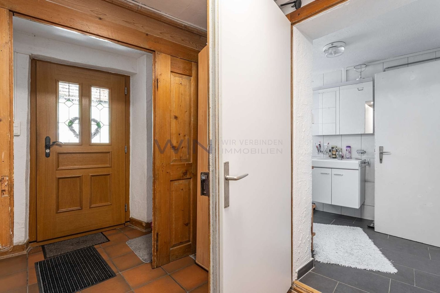 Maison multifamiliale de 15 ½ pièces

Quatre appartements loués. Rendement immédiat. Potentiel supplémentaire.

Un objet de placement rare au cœur du village : deux maisons en lot avec quatre appartements entièrement loués, un rendement attractif et des relations locatives existantes. Complétée par , photo 8 sur 10