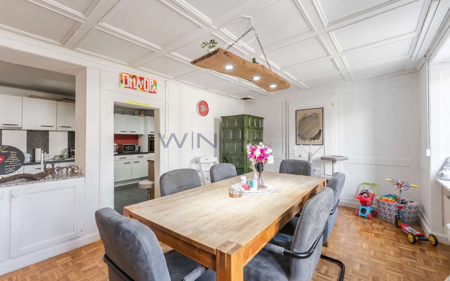Maison multifamiliale de 15 ½ pièces

Quatre appartements loués. Rendement immédiat. Potentiel supplémentaire.

Un objet de placement rare au cœur du village : deux maisons en lot avec quatre appartements entièrement loués, un rendement attractif et des relations locatives existantes. Complétée par , photo 2 sur 10