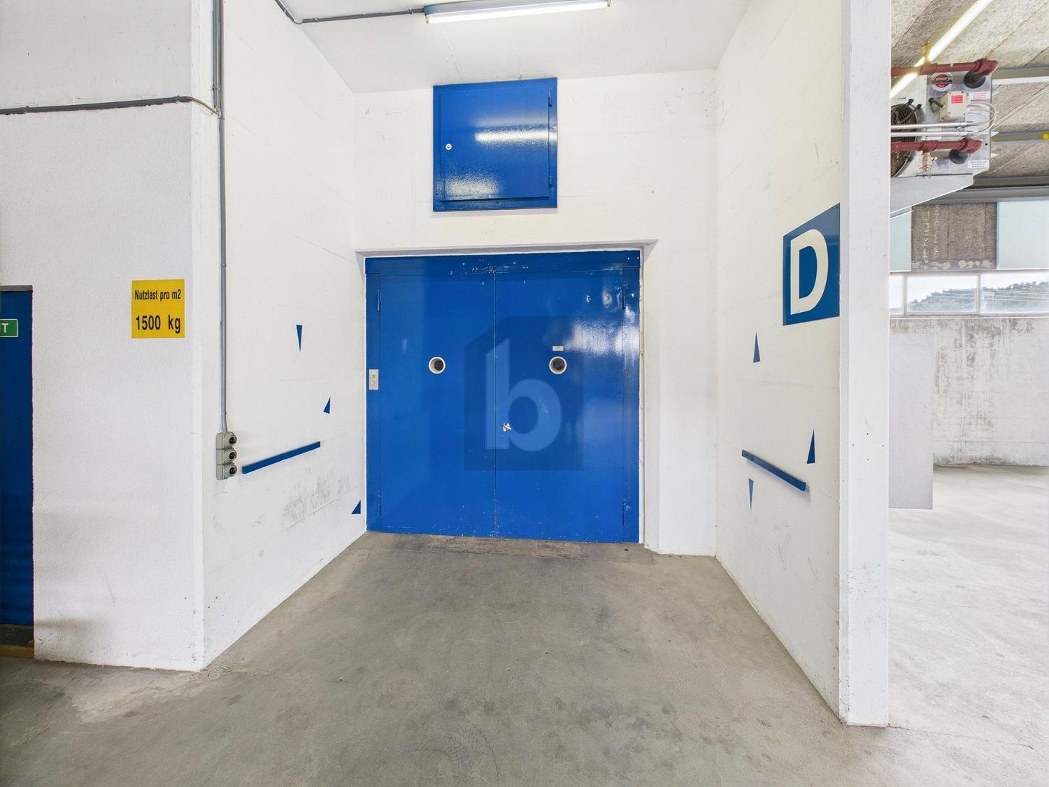 775m² storage room, photo 3 of 4