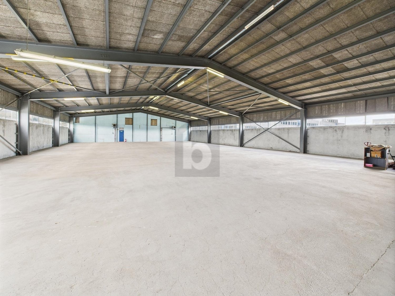 775m² storage room, photo 1 of 4