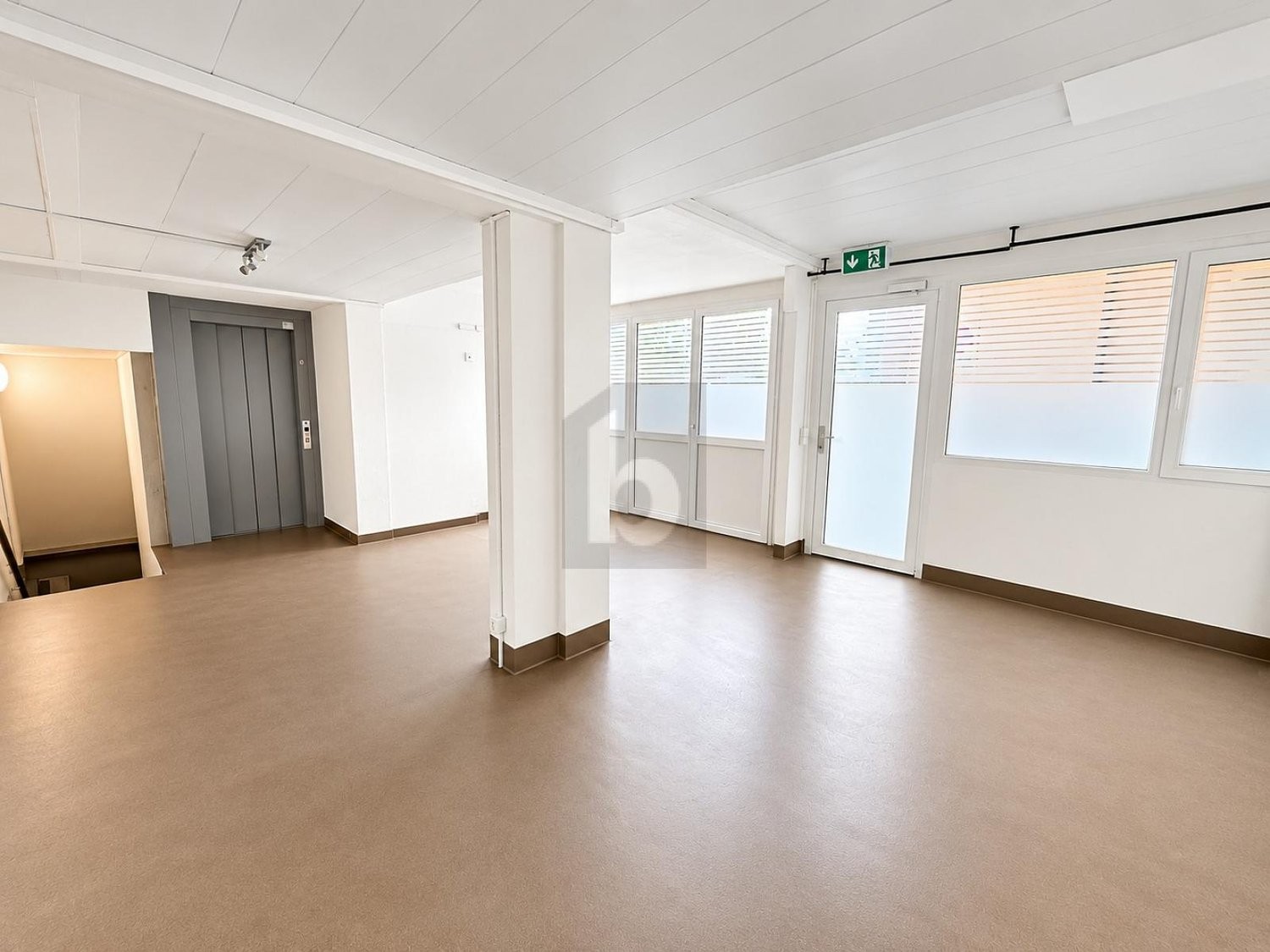 120m² storage room, photo 1 of 4