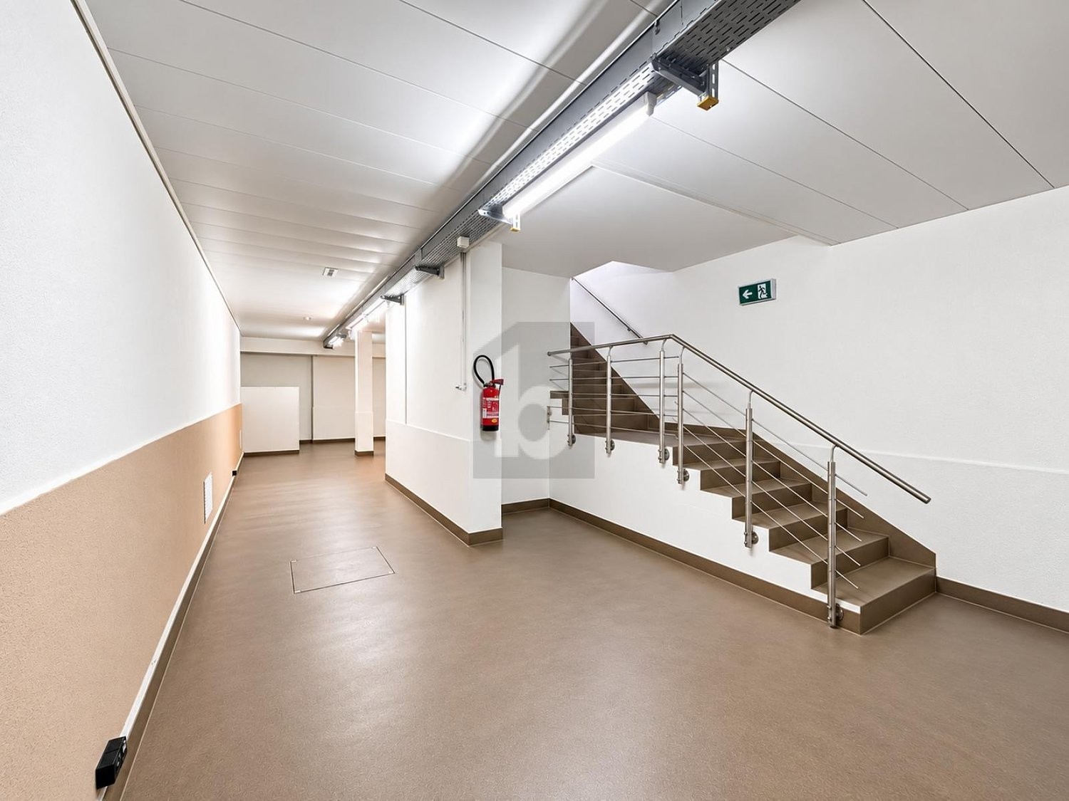 120m² storage room, photo 3 of 4