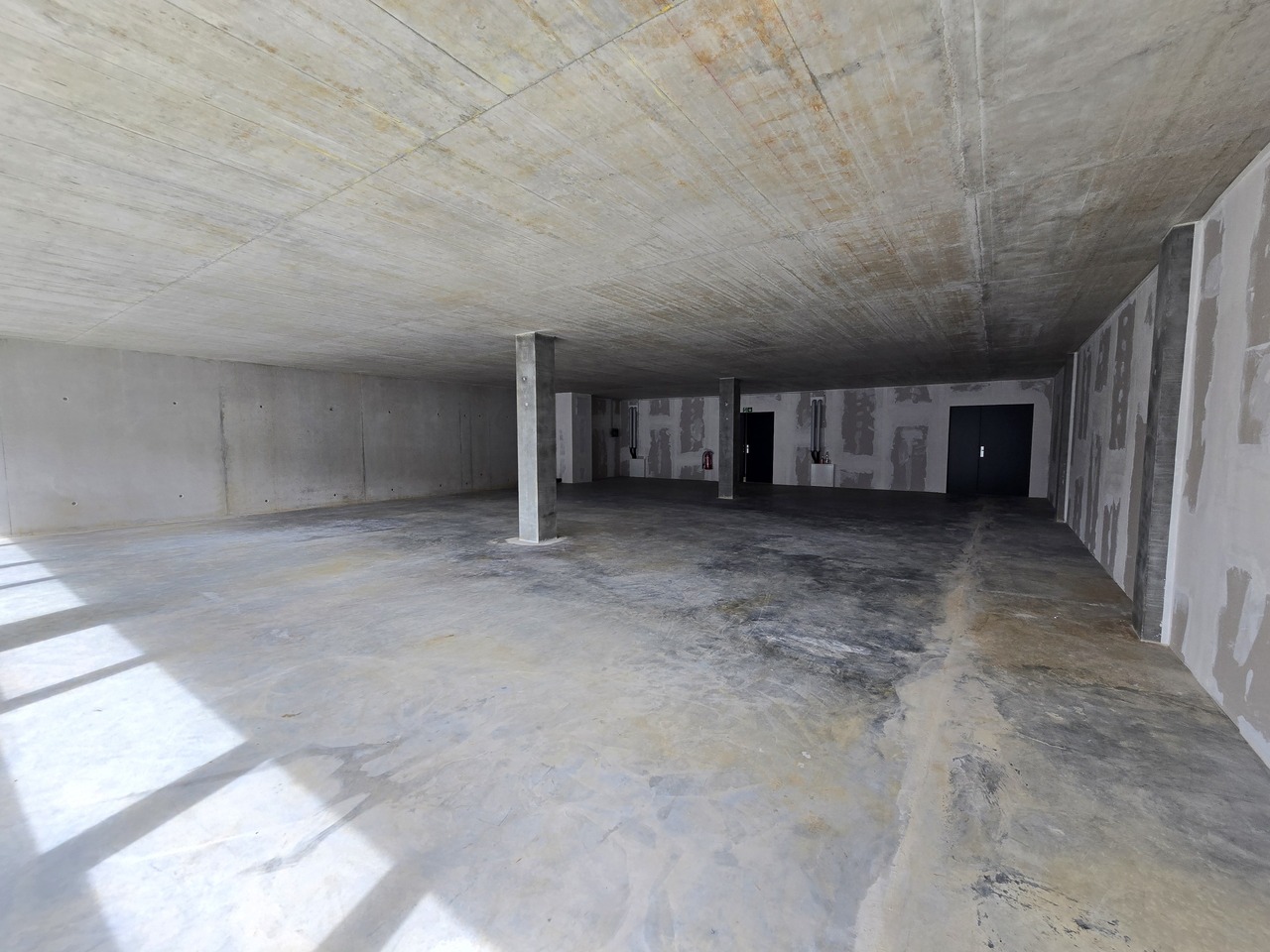 182m² commercial