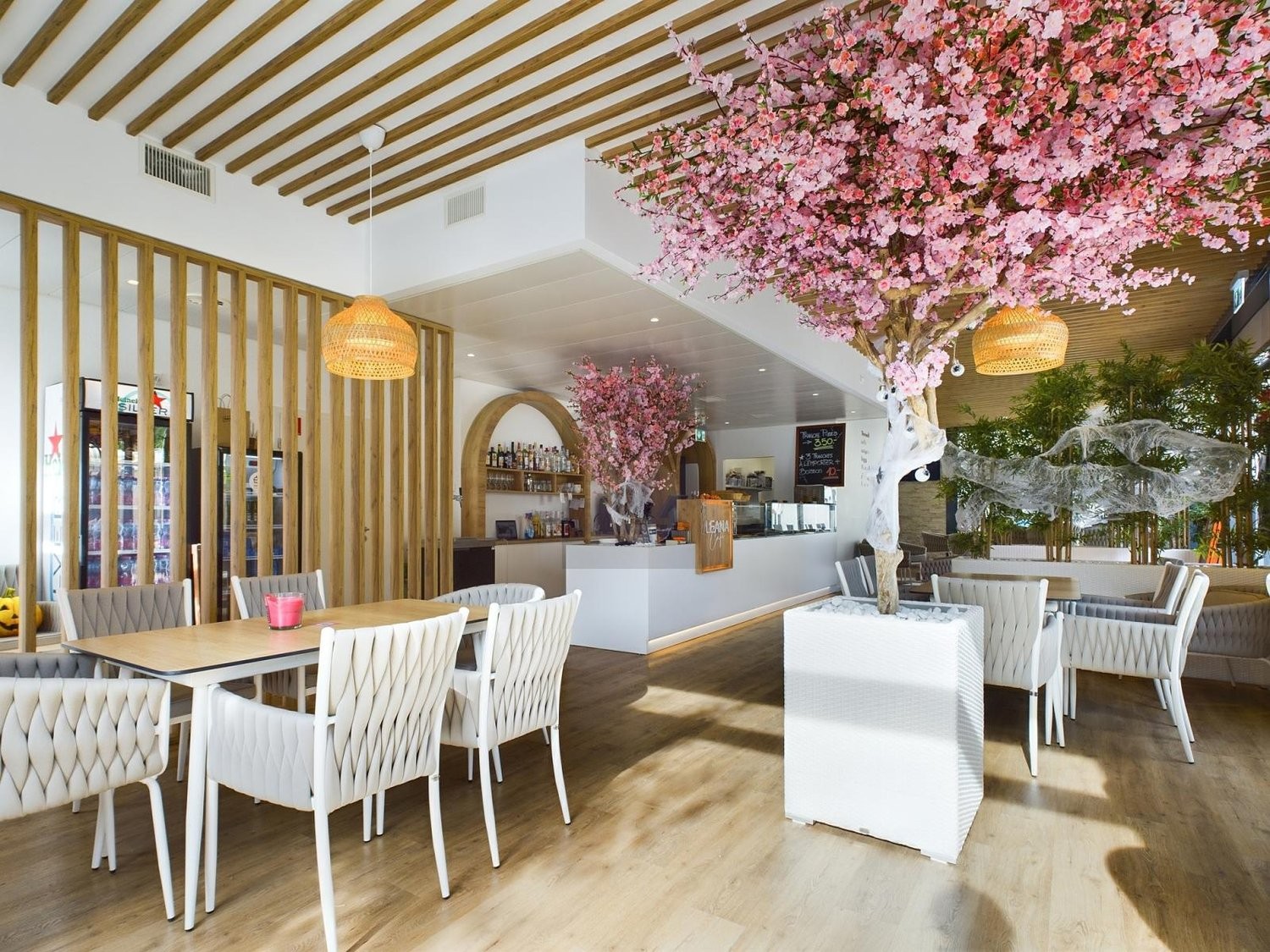 180m² restaurant, photo 2 of 4