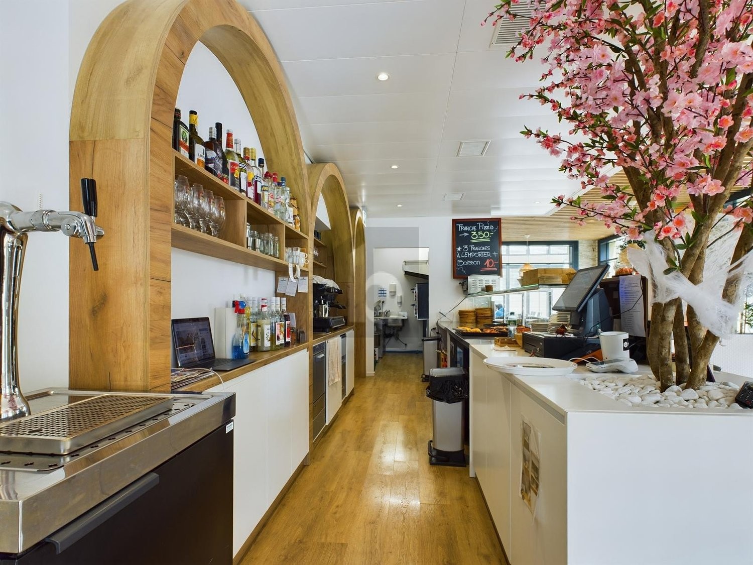 180m² restaurant, photo 1 of 4