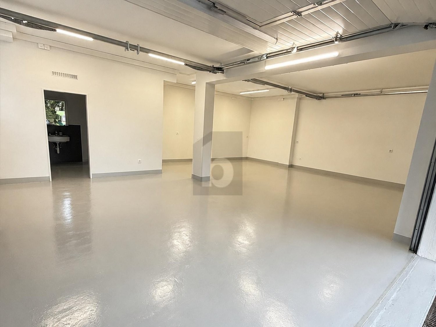 57m² storage room