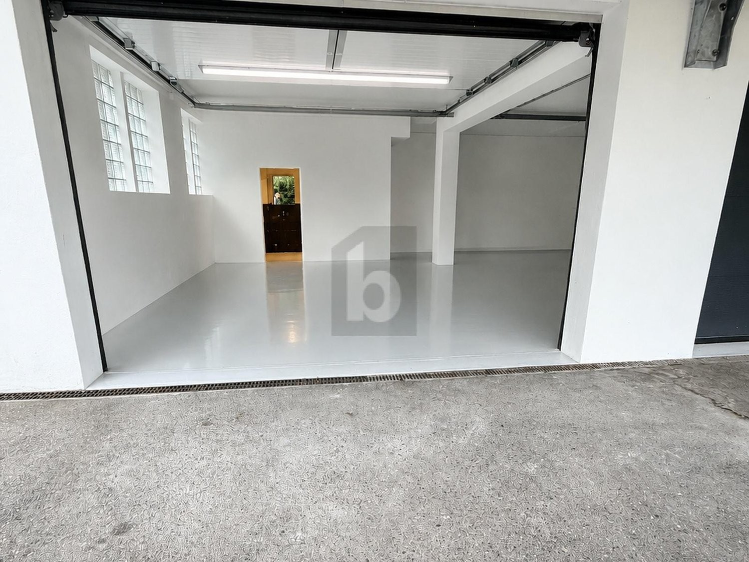 57m² storage room