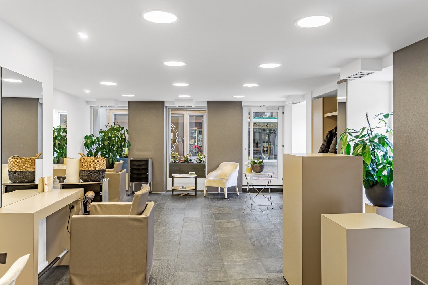 72m² commercial