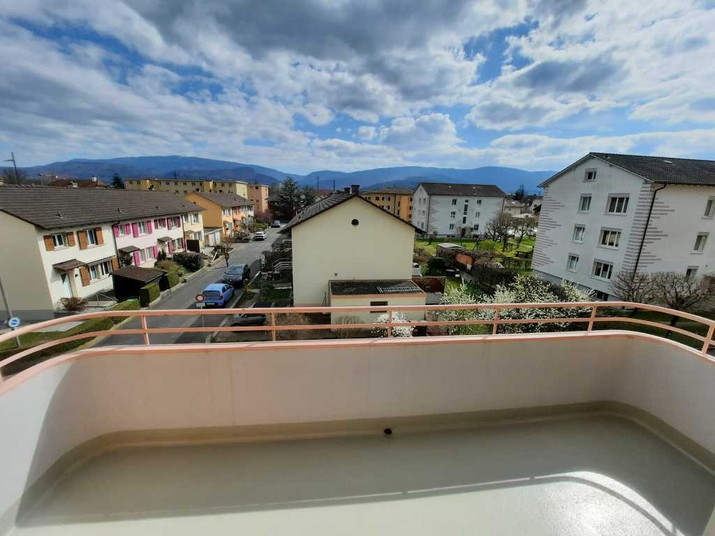 2 ½ room apartment
46m2 2.5 room apartment, bright with a beautiful landscape view on three sides.
On the 2nd floor.
The accommodation includes: 1 balcony, 1 entrance hallway, 1 fitted eat-in kitchen, 1 living room with balcony (no overlooking neighbors), 1 bedroom and 1 shower room/WC. Available: 1, photo 2 of 7