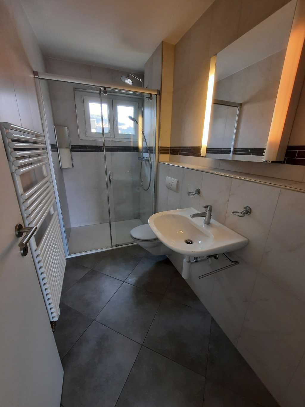 2 ½ room apartment
46m2 2.5 room apartment, bright with a beautiful landscape view on three sides.
On the 2nd floor.
The accommodation includes: 1 balcony, 1 entrance hallway, 1 fitted eat-in kitchen, 1 living room with balcony (no overlooking neighbors), 1 bedroom and 1 shower room/WC. Available: 1, photo 5 of 7