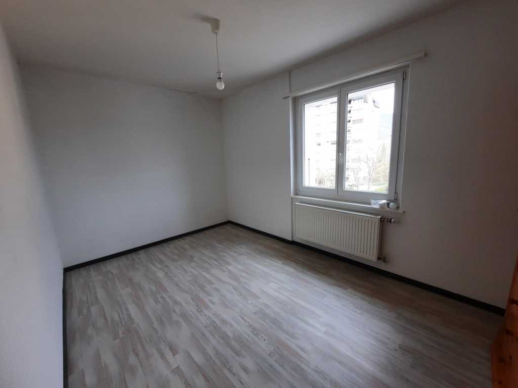 2 ½ room apartment
46m2 2.5 room apartment, bright with a beautiful landscape view on three sides.
On the 2nd floor.
The accommodation includes: 1 balcony, 1 entrance hallway, 1 fitted eat-in kitchen, 1 living room with balcony (no overlooking neighbors), 1 bedroom and 1 shower room/WC. Available: 1, photo 3 of 7