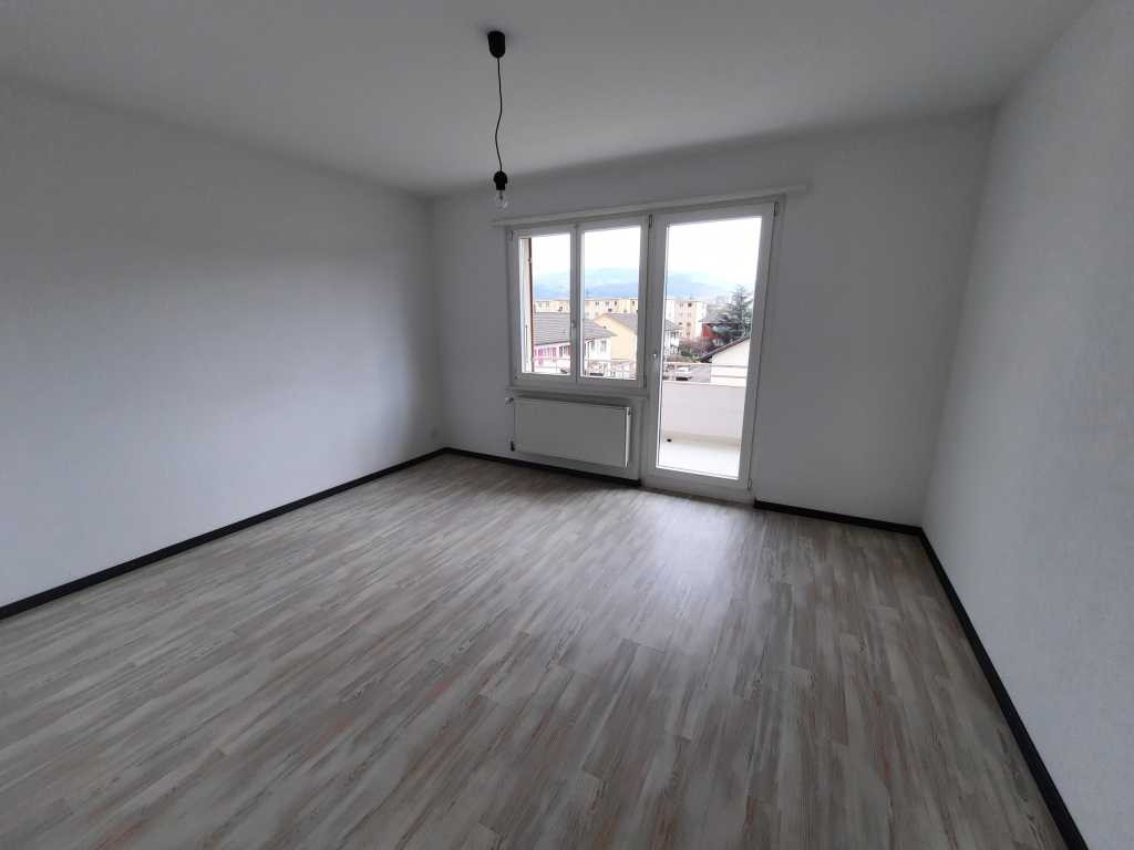 2 ½ room apartment
46m2 2.5 room apartment, bright with a beautiful landscape view on three sides.
On the 2nd floor.
The accommodation includes: 1 balcony, 1 entrance hallway, 1 fitted eat-in kitchen, 1 living room with balcony (no overlooking neighbors), 1 bedroom and 1 shower room/WC. Available: 1, photo 1 of 7
