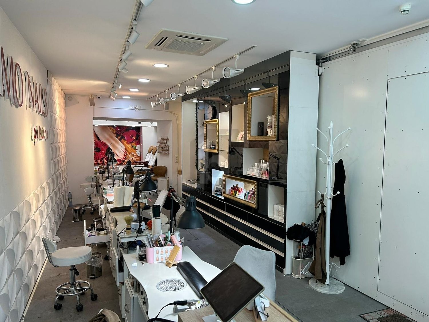 100m² shop, photo 1 of 4