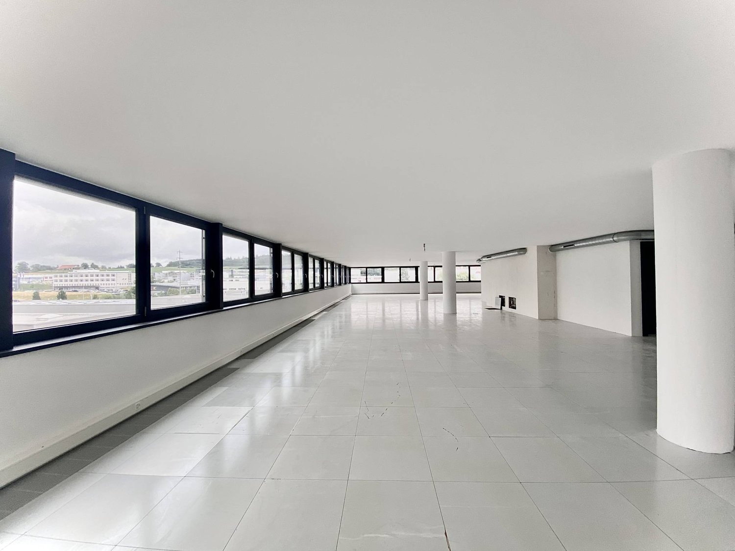 303m² commercial, photo 2 of 6