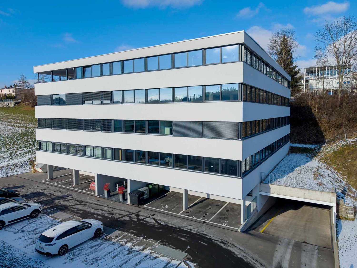 303m² commercial, photo 1 of 6