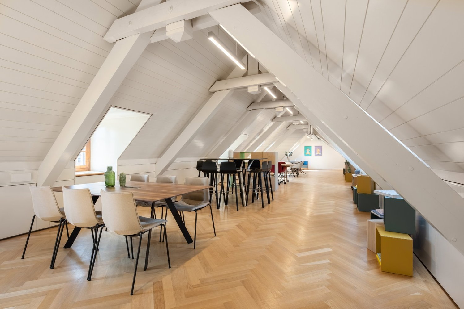 220m² office