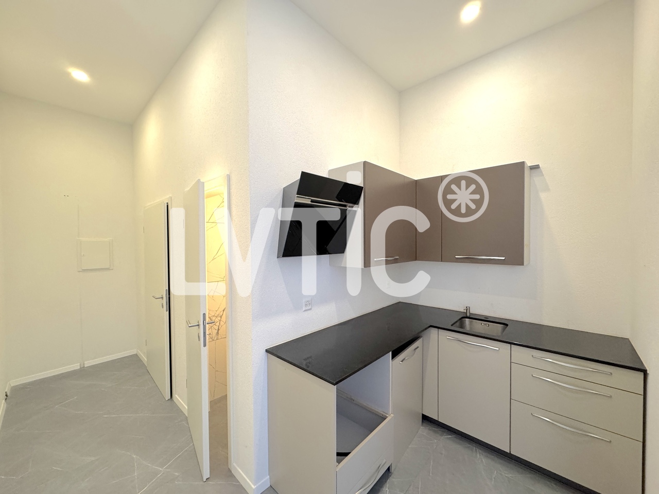 225m² shop, photo 7 of 7