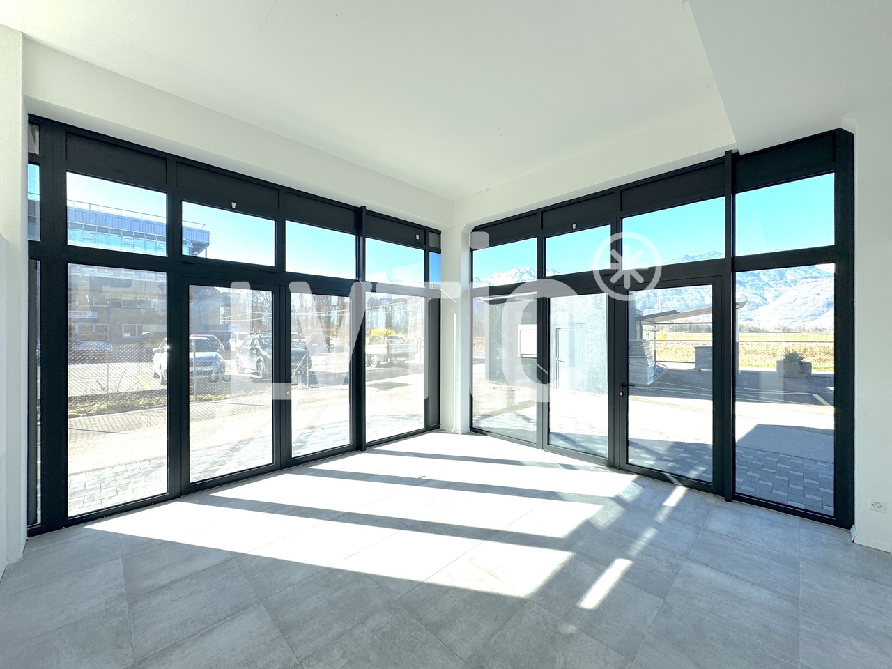 225m² shop, photo 3 of 7