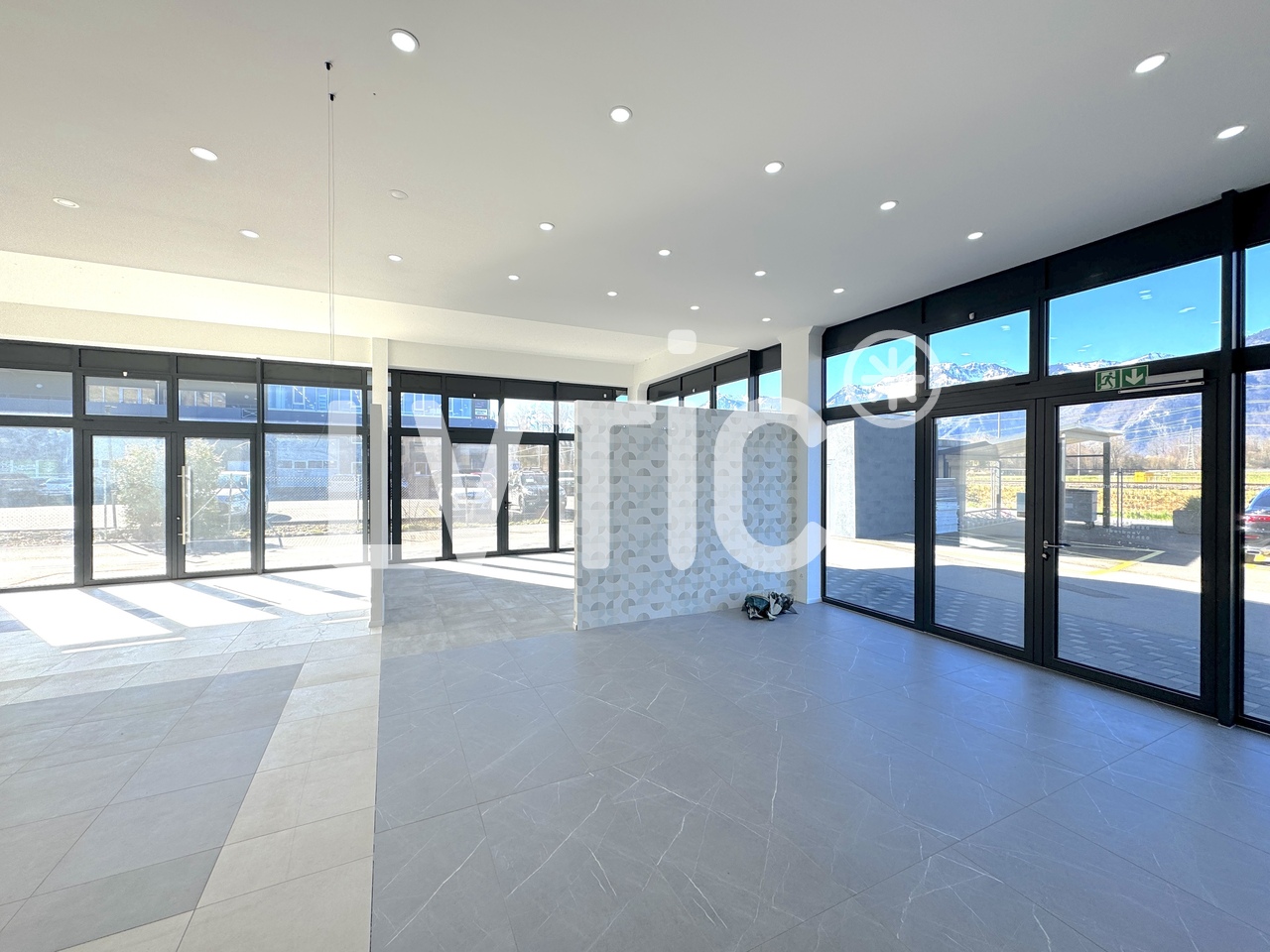 225m² shop, photo 1 of 7