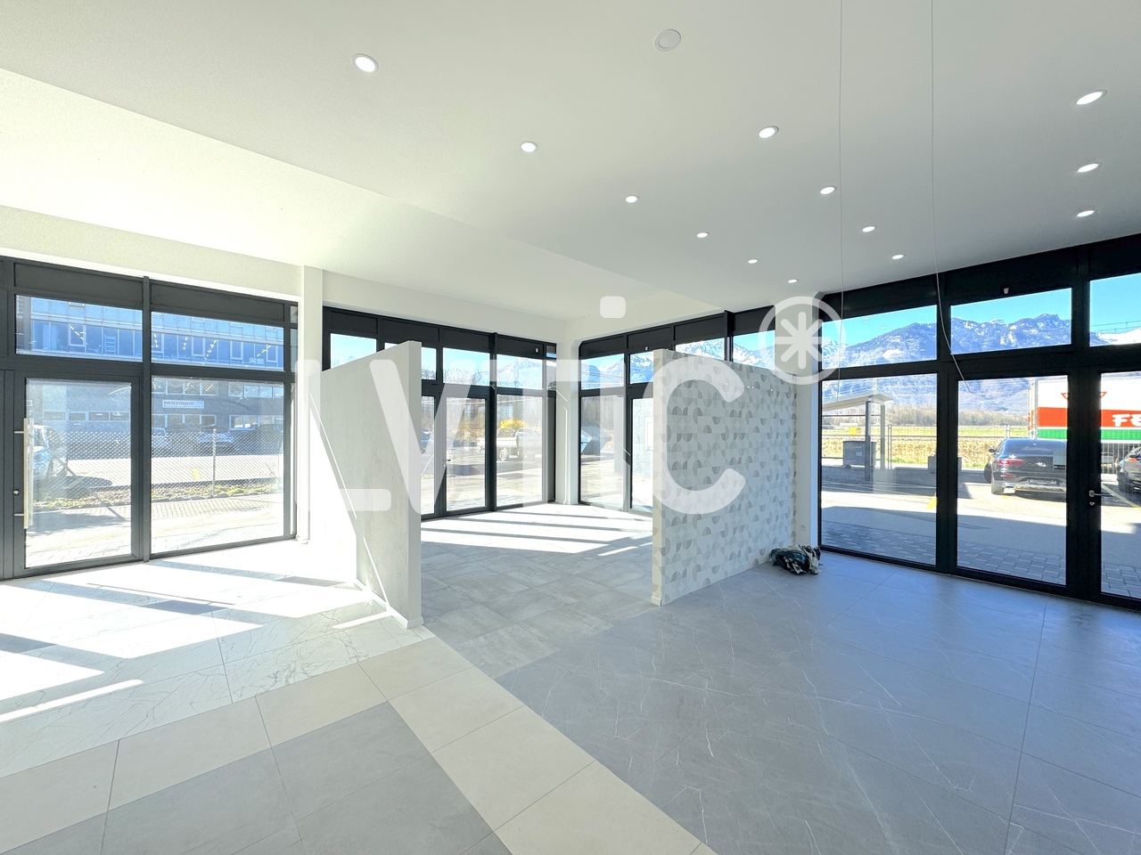 225m² shop, photo 2 of 7