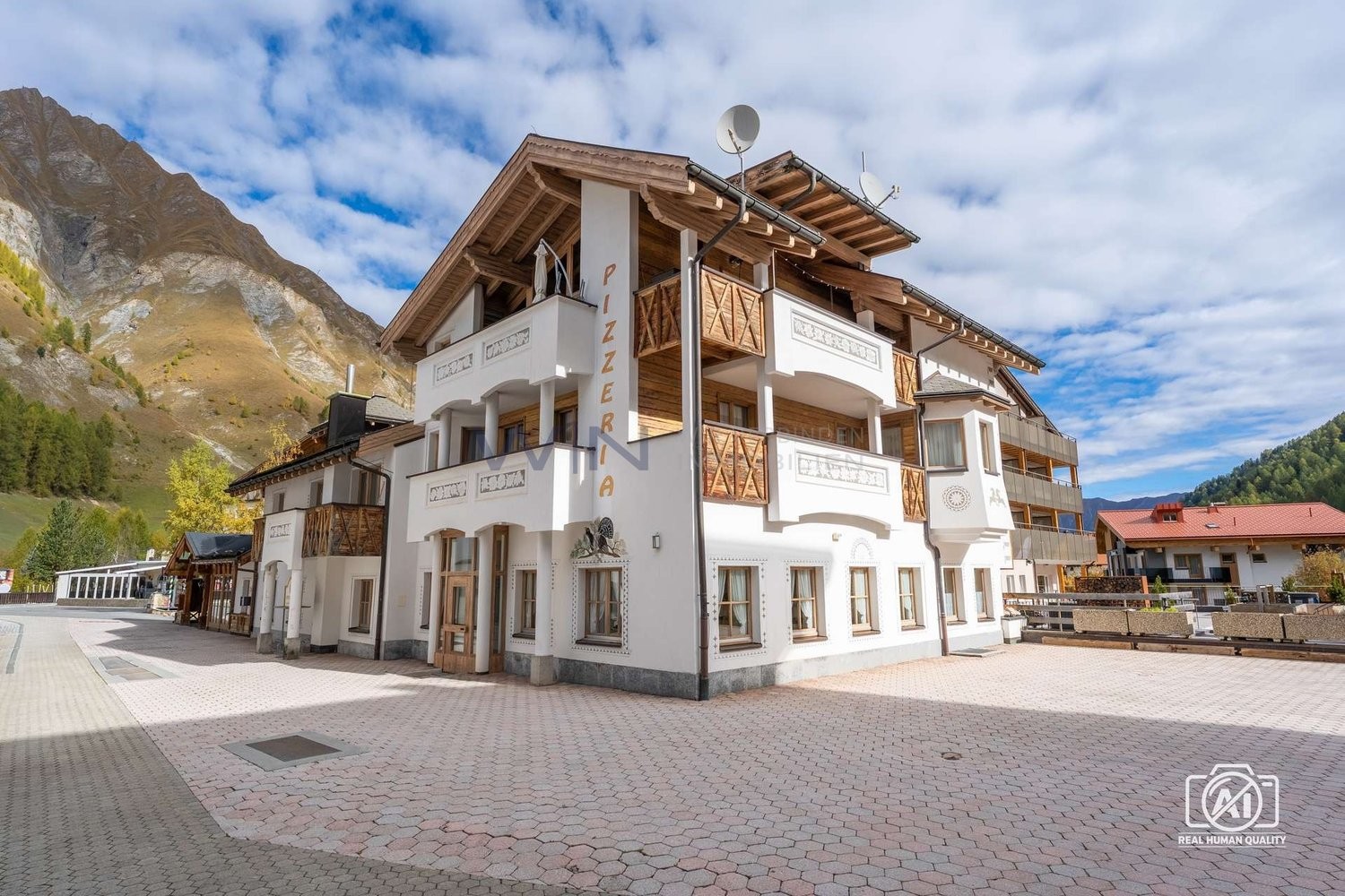Investissement alpin avec charme et potentiel polyvalent
WE-FACTS
- accès direct aux pistes de ski, vue sur la montagne, proche du centre
- 11 chambres d'hôtes, gastronomie spacieuse, appartement privé de 3,5 pièces, espace bien-être
- sauna et jacuzzi, 29 places de parking, terrasse ensoleillée, c