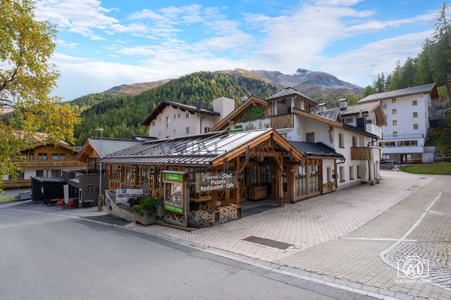 Investissement alpin avec charme et potentiel polyvalent
WE-FACTS
- accès direct aux pistes de ski, vue sur la montagne, proche du centre
- 11 chambres d'hôtes, gastronomie spacieuse, appartement privé de 3,5 pièces, espace bien-être
- sauna et jacuzzi, 29 places de parking, terrasse ensoleillée, c