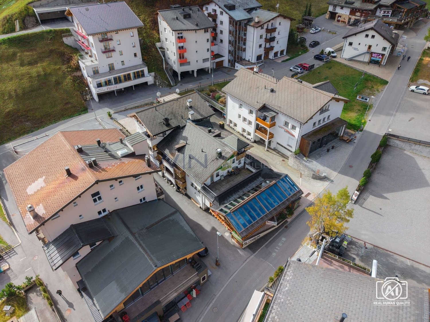Investissement alpin avec charme et potentiel polyvalent
WE-FACTS
- accès direct aux pistes de ski, vue sur la montagne, proche du centre
- 11 chambres d'hôtes, gastronomie spacieuse, appartement privé de 3,5 pièces, espace bien-être
- sauna et jacuzzi, 29 places de parking, terrasse ensoleillée, c